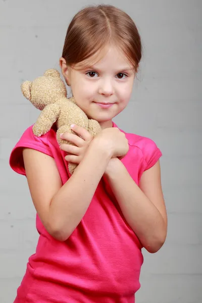 어린 소녀 포옹 곰 장난감 — 스톡 사진