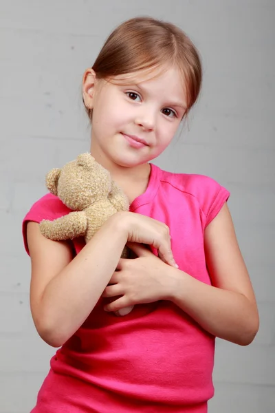 Menina segurando um ursinho de pelúcia — Fotografia de Stock