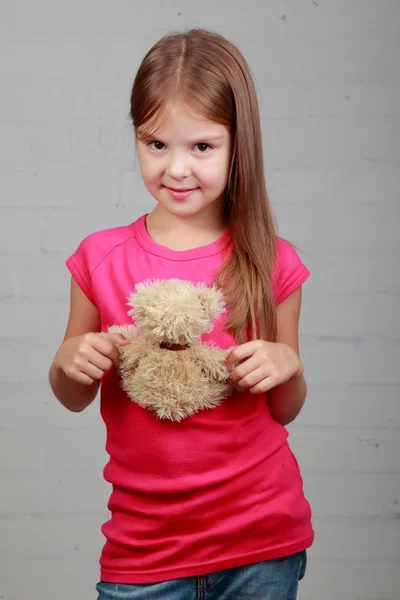 Klein meisje met een teddybeer — Stockfoto