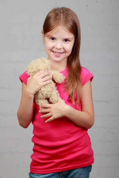 곰 인형을 들고 있는 어린 소녀 — 스톡 사진