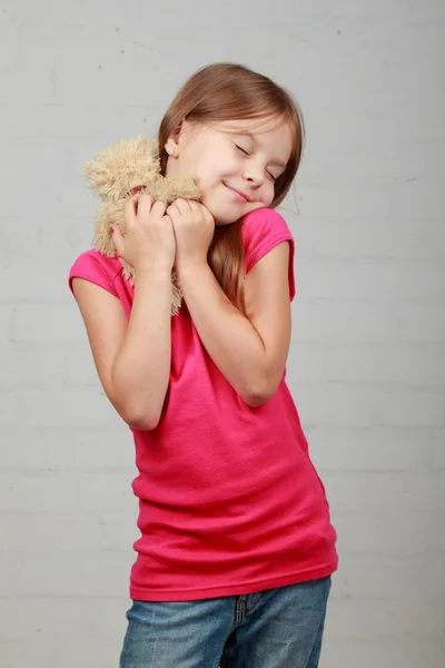 Petite fille tenant un ours en peluche — Photo