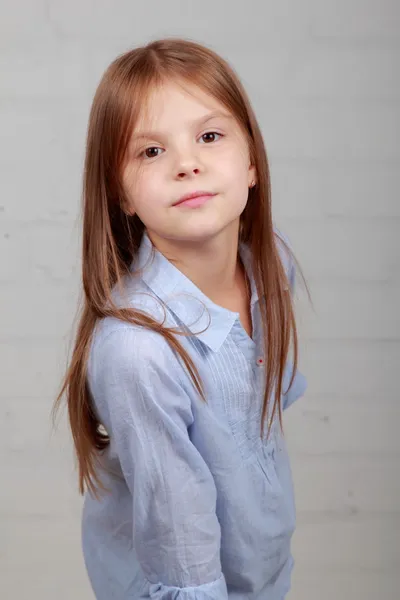 Retrato de una hermosa niña — Foto de Stock