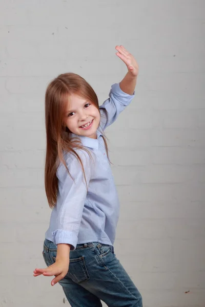 感情的な子供ダンスと灰色の背景にジャンプ — ストック写真