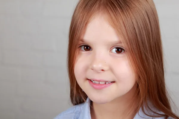 Porträt eines schönen kleinen Mädchens — Stockfoto