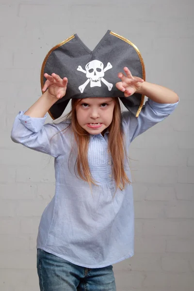 Pirate fille en chemise et chapeau — Photo