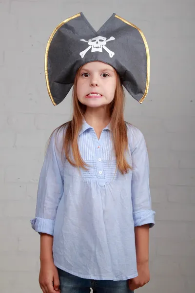 Pirat girl i skjorta och hatt — Stockfoto