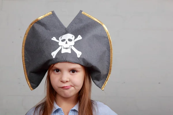 Pirate meisje in shirt en hoed — Stockfoto