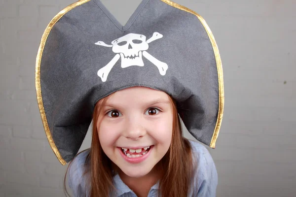 Chica pirata en camisa y sombrero —  Fotos de Stock