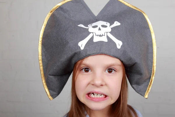 Chica pirata en camisa y sombrero —  Fotos de Stock
