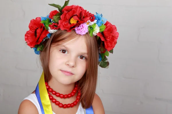 Schönes Mädchen mit traditioneller ukrainischer Tracht — Stockfoto