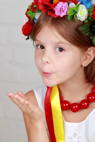 Vacker liten flicka med traditionell dräkt i Ukraina — Stockfoto