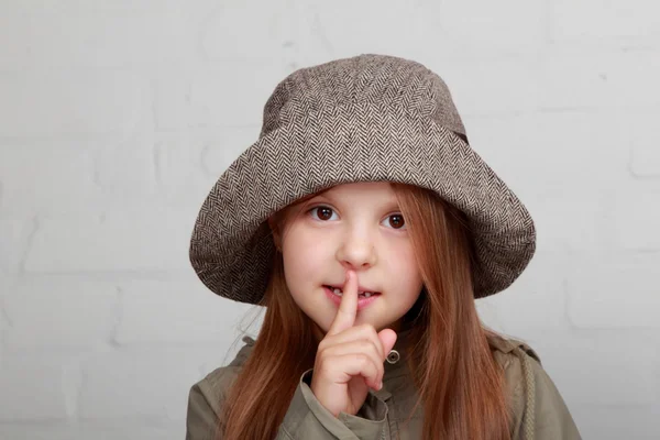 Retrato de menina no chapéu de outono elegante — Fotografia de Stock