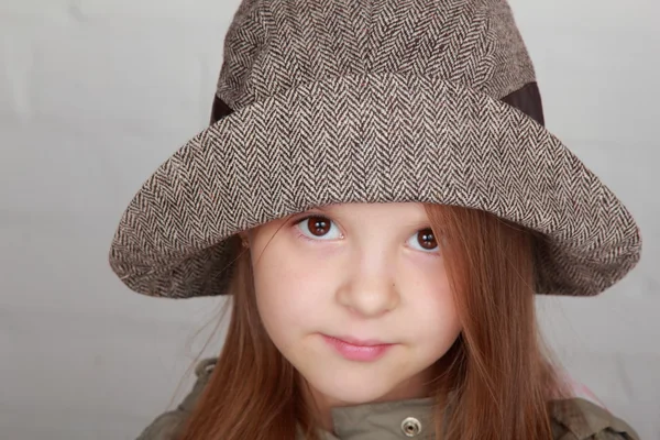 Porträtt av lilla flicka i snygg höst hatt — Stockfoto