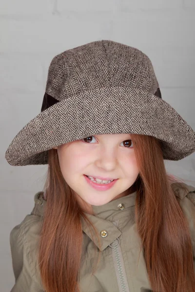 Retrato de menina no chapéu de outono elegante — Fotografia de Stock