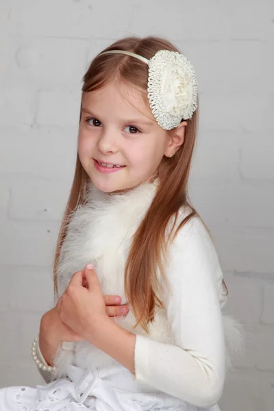 Petite fille mignonne en costume blanc — Photo