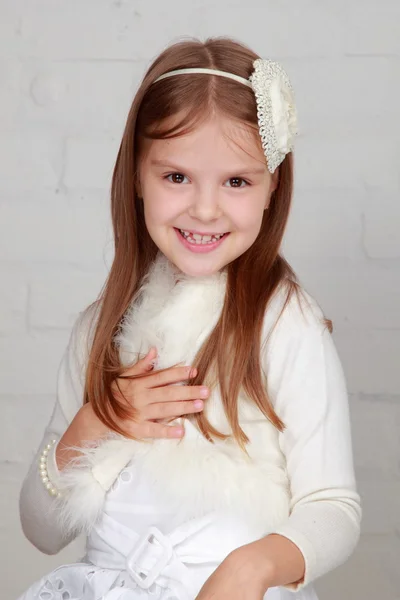 Χαριτωμένο μικρό κορίτσι σε ένα λευκό κοστούμι — Φωτογραφία Αρχείου
