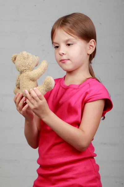 Petite fille tenant un ours en peluche — Photo