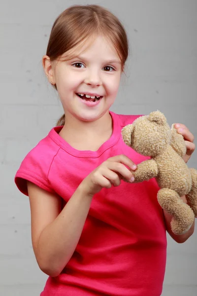 Menina segurando um ursinho de pelúcia — Fotografia de Stock