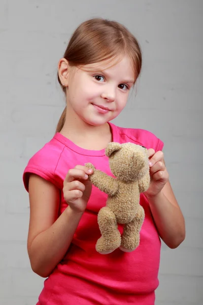 小女孩抱抱熊玩具 — 图库照片
