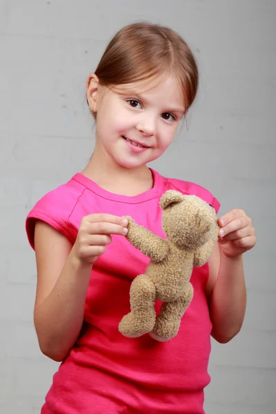 Malá dívka vytěžený medvěd toy — Stock fotografie