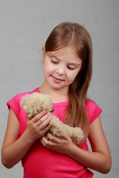 Menina abraçando urso brinquedo — Fotografia de Stock