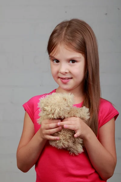 Küçük bir kızı sevmek ayı oyuncak — Stok fotoğraf