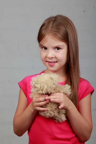 Weinig meisje knuffelen bear speelgoed — Stockfoto