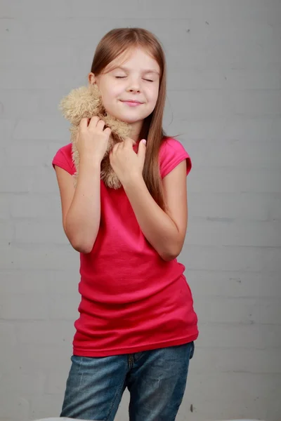 Menina abraçando urso brinquedo — Fotografia de Stock