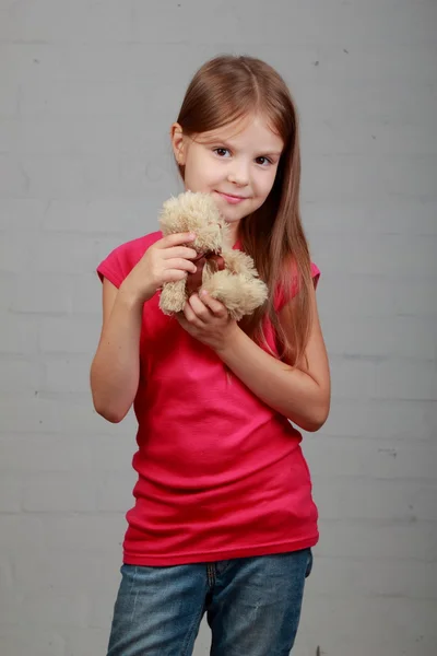 Weinig meisje knuffelen bear speelgoed — Stockfoto