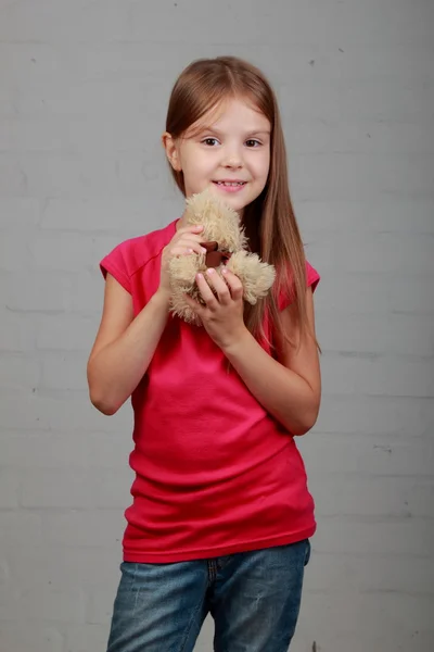 Weinig meisje knuffelen bear speelgoed — Stockfoto