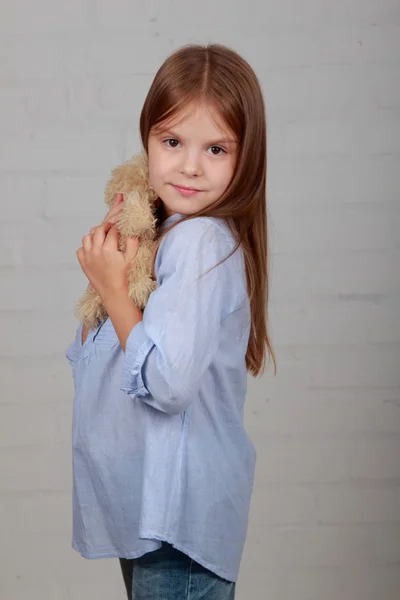 Niña abrazando oso juguete —  Fotos de Stock