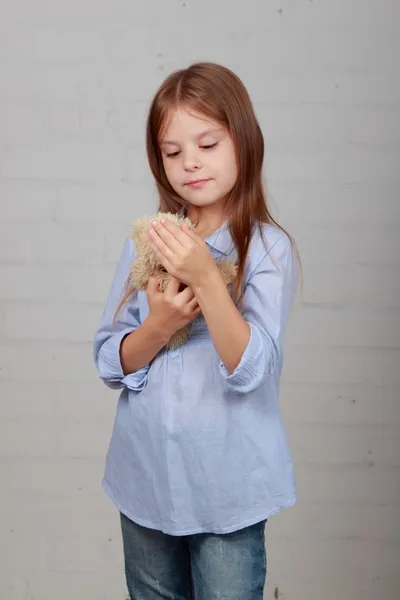 Menina abraçando urso brinquedo — Fotografia de Stock