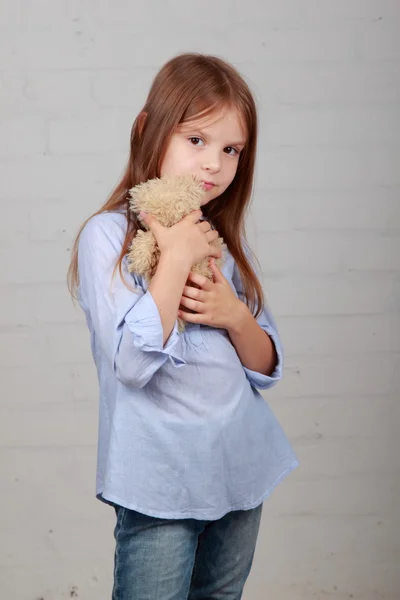 Weinig meisje knuffelen bear speelgoed — Stockfoto