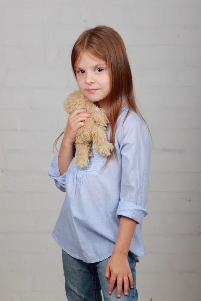 小さな女の子ハグ クマのおもちゃ — ストック写真