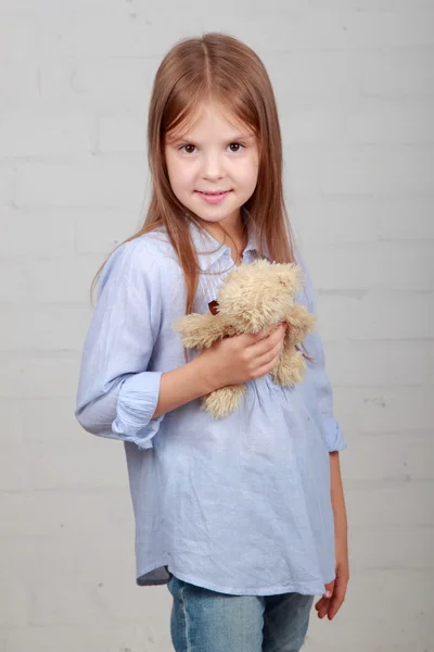 Weinig meisje knuffelen bear speelgoed — Stockfoto