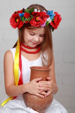 Takım elbiseli bir sürahi holding Ukraynalı çocuk