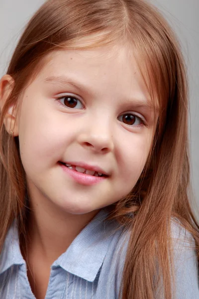 Porträt eines schönen kleinen Mädchens — Stockfoto