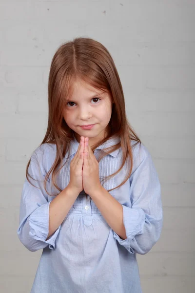 Retrato de una linda niña — Foto de Stock