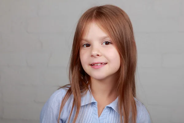 Ritratto di una bambina emotiva positiva — Foto Stock