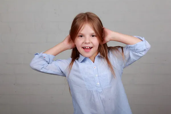 Angry little girl growls — Stock Photo, Image