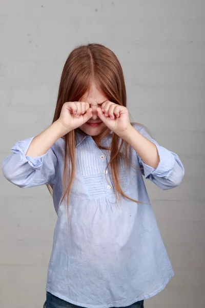 Schattig slaperig klein meisje — Stockfoto