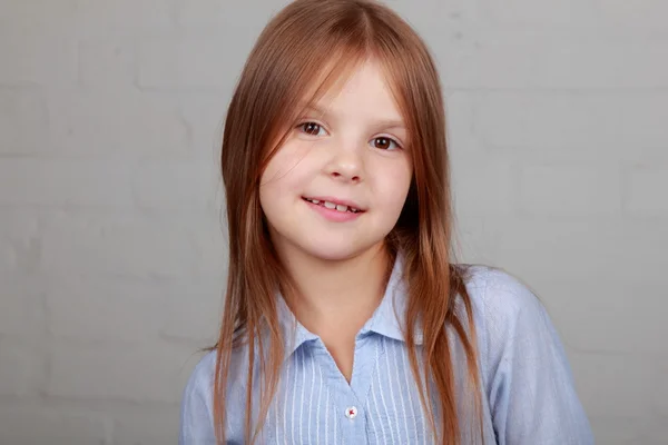 Porträtt av en vacker liten flicka — Stockfoto