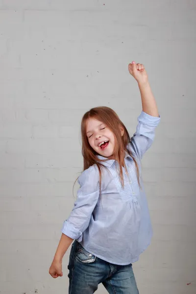 Duygusal çocuk dans ve atlama — Stok fotoğraf