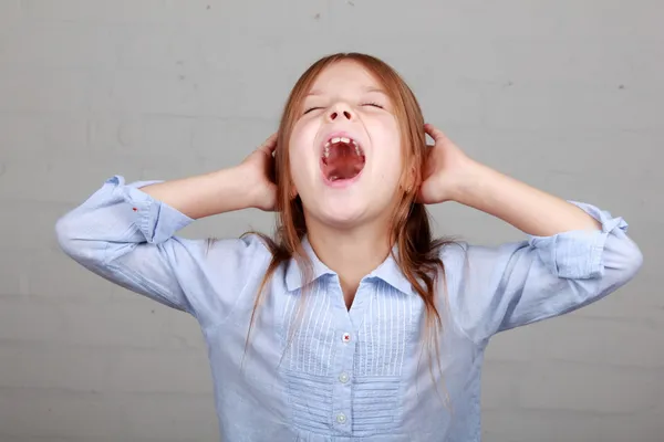 kızgın küçük kız growls