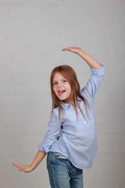 Bambino emotivo che balla e salta — Foto Stock