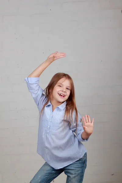 Emotionales Kind tanzt und springt auf grauem Grund — Stockfoto