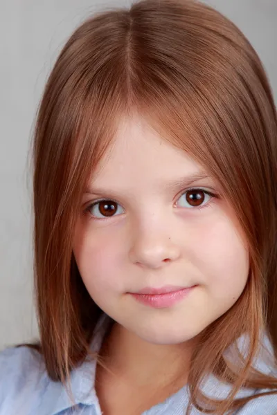 Retrato de una linda niña — Foto de Stock