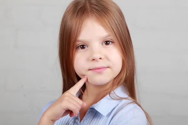 Retrato de una linda niña — Foto de Stock