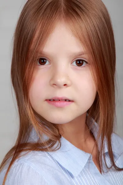 Πορτρέτο ενός χαριτωμένου μικρού κοριτσιού — Φωτογραφία Αρχείου