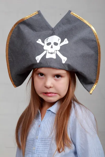 Ужасная пиратская девушка в рубашке и шляпе на сером фоне — стоковое фото